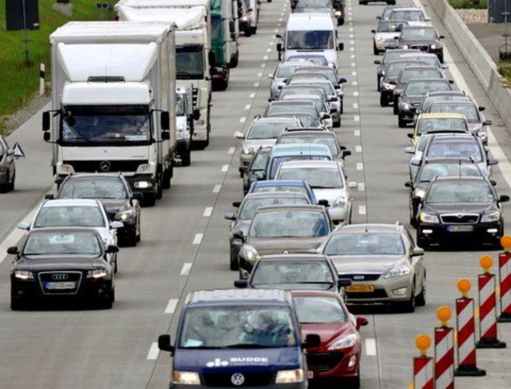 Viel Sitzfleisch müssen Urlauber an die deutschen Küsten beweisen. Auf der A1 und A7 kommt es wahrscheinlich zu längeren Beeinträchtigungen des Verkehrs, da an vielen Stellen gebaut wird.