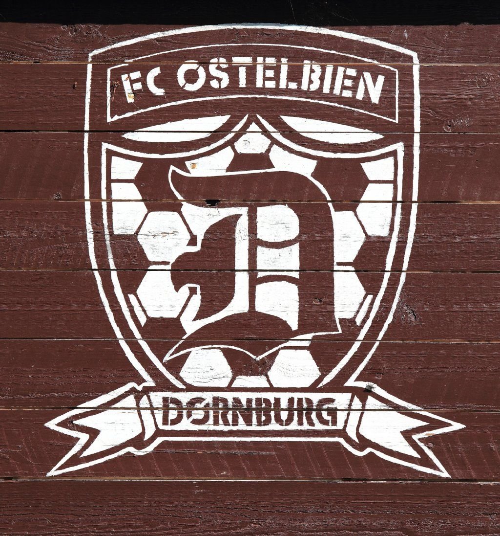 Das Wappen vom Fußballverein FC Ostelbien Dornburg. Der Verein gilt als "Sammelbecken für Rechtsextreme".