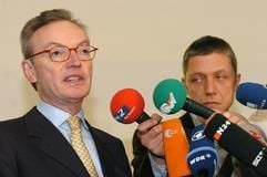 Der ehemalige Mannesmann Vorstandsvorsitzenden Klaus Esser äußert sich am Mittwoch (28.01.2004) im Düsseldorfer Landgericht in einer Verhandlungspause gegenüber der Presse. Der Mannesmann-Prozess um umstrittene Millionenprämien wird mit der Aussage von Ex-Mannesmannchef Klaus Esser fortgesetzt. Danach steht es den Angeklagten frei, sich den Fragen des Düsseldorfer Gerichts und den Staatsanwälten zu stellen. (Foto: dpa)