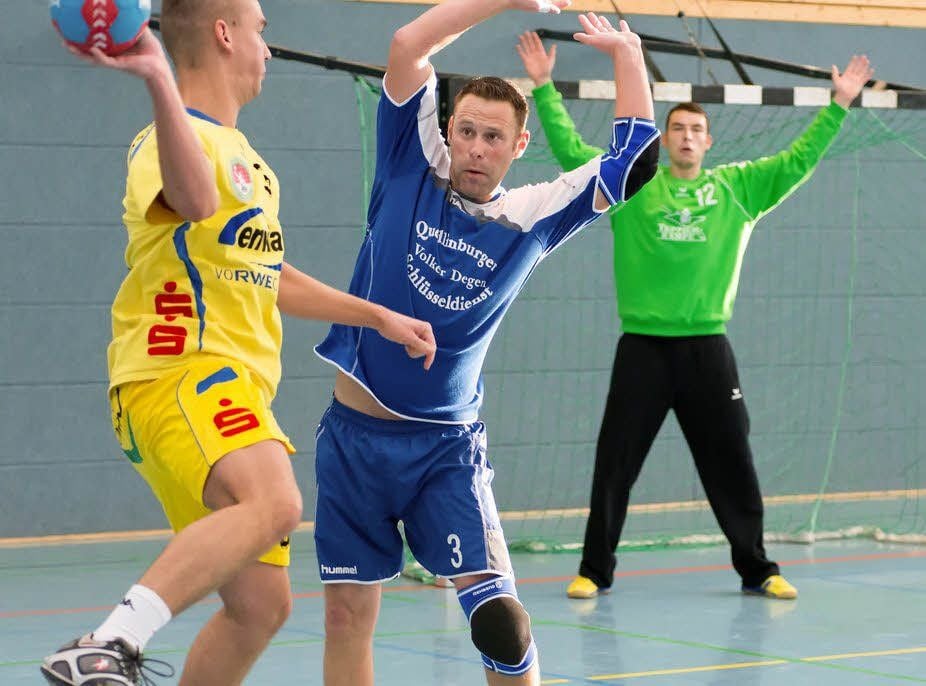 Der QSV (blau) gewann das Derby. Hier stellt sich Christian Bollmann Alexander Lazar in den Weg. Hinten Quedlinbugrs Keeper Kai Winkler.