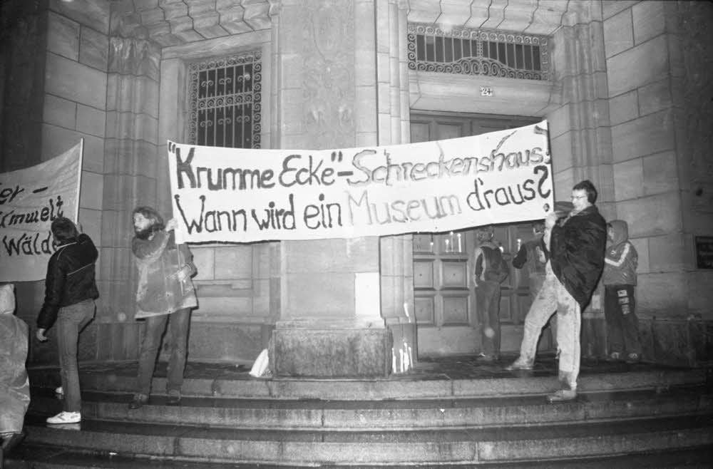 Leipzig am 6. November 1989: Demonstranten fordern ein Stasi-Museum.