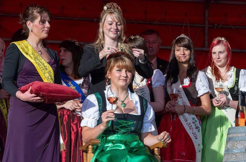 Die Krönung von Sophia Klawonn als neue Geiseltaler Weinprinzessin