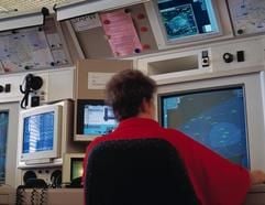 Die Aufnahme vom 16.05.2002 zeigt das Kontrollzentrum der Schweizer Flugsicherung "Skyguide". Anderthalb Jahre nach dem Flugzeugunglück am Bodensee ist ein Fluglotse der Schweizer Flugsicherung skyguide am Dienstagabend (24.02.2004) erstochen worden. Der 36-Jährige wurde laut der Polizei in Zürich in seinem Haus getötet. Der Däne hatte am 1. Juli 2002 Dienst, als bei einem Zusammenstoß zweier Flugzeuge über Überlingen am Bodensee 71 Menschen umkamen. Das ein Fehler von skyguide zum dem Unglück führte, ist bisher nicht ausgeschlossen. Die Polizei fahndet nach einem etwa 50 bis 55- jährigen Mann, der gebrochenes Deutsch gesprochen haben soll. (Foto: dpa)