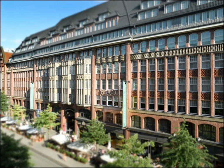 Das Hotel liegt an der Mönckebergstraße, einer der Haupteinkaufsstraßen in Hamburg und ist Teil des historischen Levantehauses.