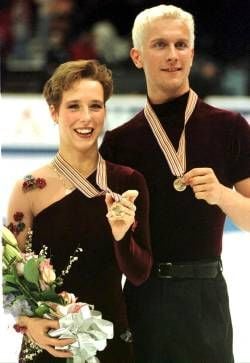 Das Archivbild vom 01.04.1998 zeigt die deutschen Eiskunstläufer Mirko Müller und Peggy Schwarz mit ihren Bronzemedaillen bei der Eiskunstlauf-WM in Minneapolis. Der viermalige deutsche Eiskunstlauf-Meister beendet seine Paarlauf-Karriere. Wie Müller am Dienstag (15.10.2002) mitteilte, will er sich nun auf sein Studium konzentrieren. Zugleich kritisierte er die Deutsche Eislauf-Union (DEU) wegen fehlender Unterstützung.