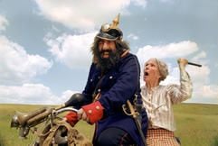 Der Räuber Hotzenplotz (Armin Rohde) entführt die Großmutter (Christiane Hörbiger) in dem Film «Der Räuber Hotzenplotz». (Foto: dpa)