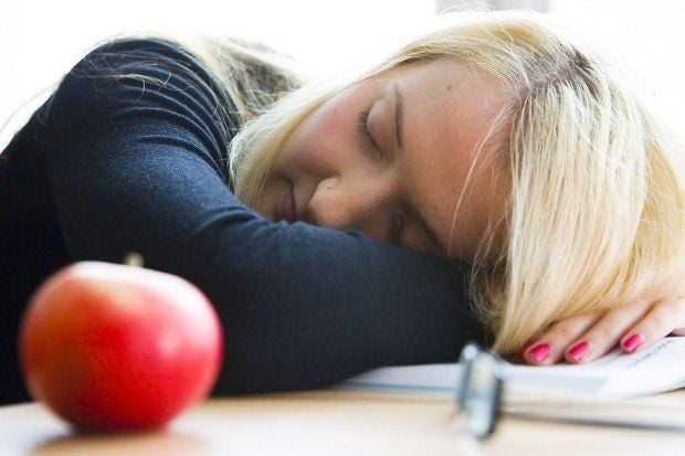 Ein gängiges Bedürfnis nach dem Mittagessen: Den schweren Kopf einfach auf den Schreibtisch fallen lassen. Doch eine ausgedehnte Siesta erlauben nur wenige Arbeitgeber.