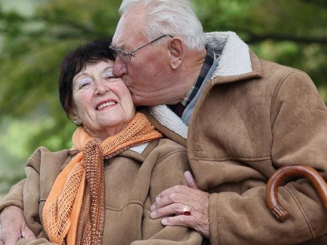 Auch für langjährige Paare gilt, achtsam miteinander umzugehen und dem anderen Anerkennung zu schenken.