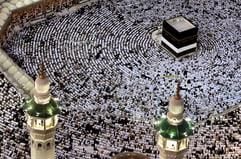 Zehntausende Moslems beten im Innenhof der Hauptmoschee von Mekka in Saudi Arabien. In deren Mitte steht die aus schwarzem Stein bestehende Kaaba. (Foto: dpa)