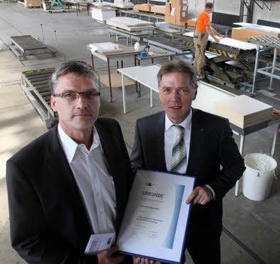 Die EMAS-Jubiläumsurkunde nahm Elger Schwarze, Qualitätsmanagementbeauftragter der Systemmöbel Dessau GmbH, von Reinhard Schröter, stellvertretender Hauptgeschäftsführer der IHK Halle-Dessau, entgegen.