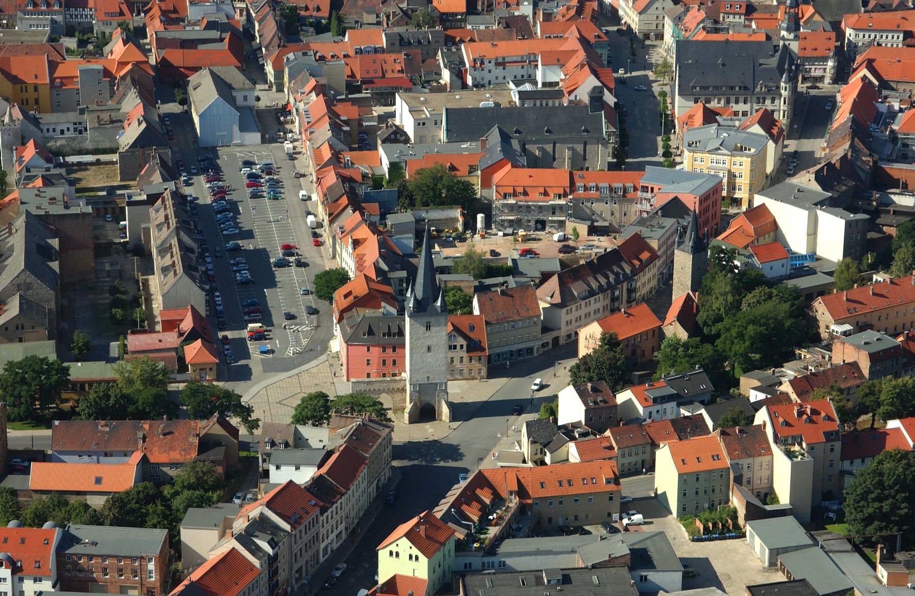 Das Luftbild zeigt den 42 Meter hohen Johannisturm und die Hinterbreite im Zentrum von Aschersleben..