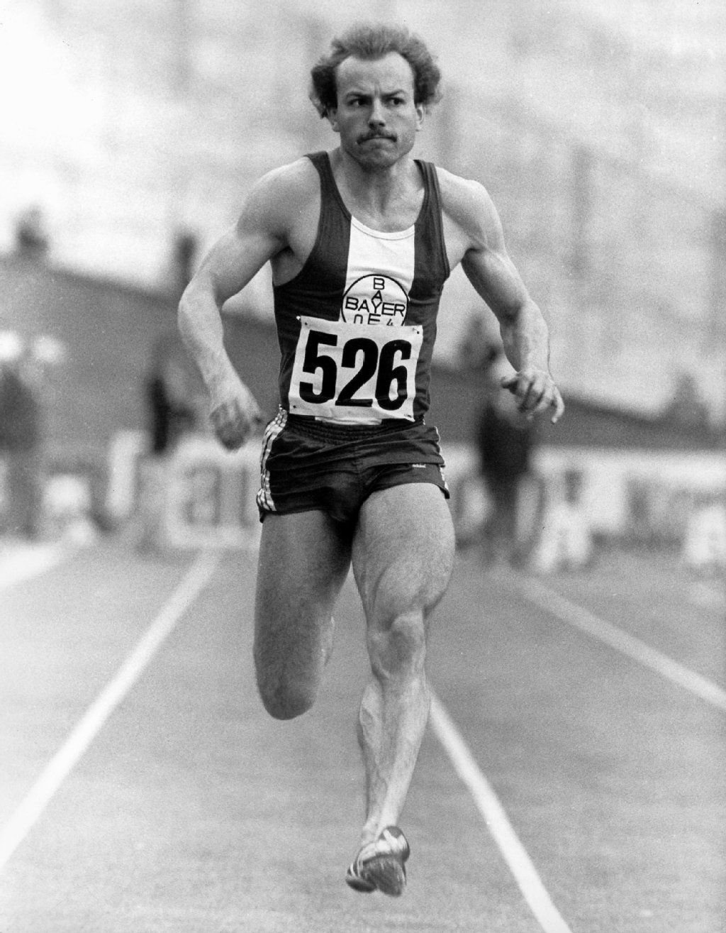 Der deutsche Leichtathlet Manfred Ommer bei einem Sprint auf der Laufbahn, aufgenommen im Juli 1974.