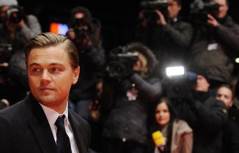 Leonardo DiCaprio im Blitzlichtgewitter von Cannes. Eine Frau, die auf einer Party mit einem Glas auf den Schauspieler Leonardo DiCaprio losgegangen war, ist zu zwei Jahren Gefängnis verurteilt worden. (FOTO: DPA/ARCHIV)