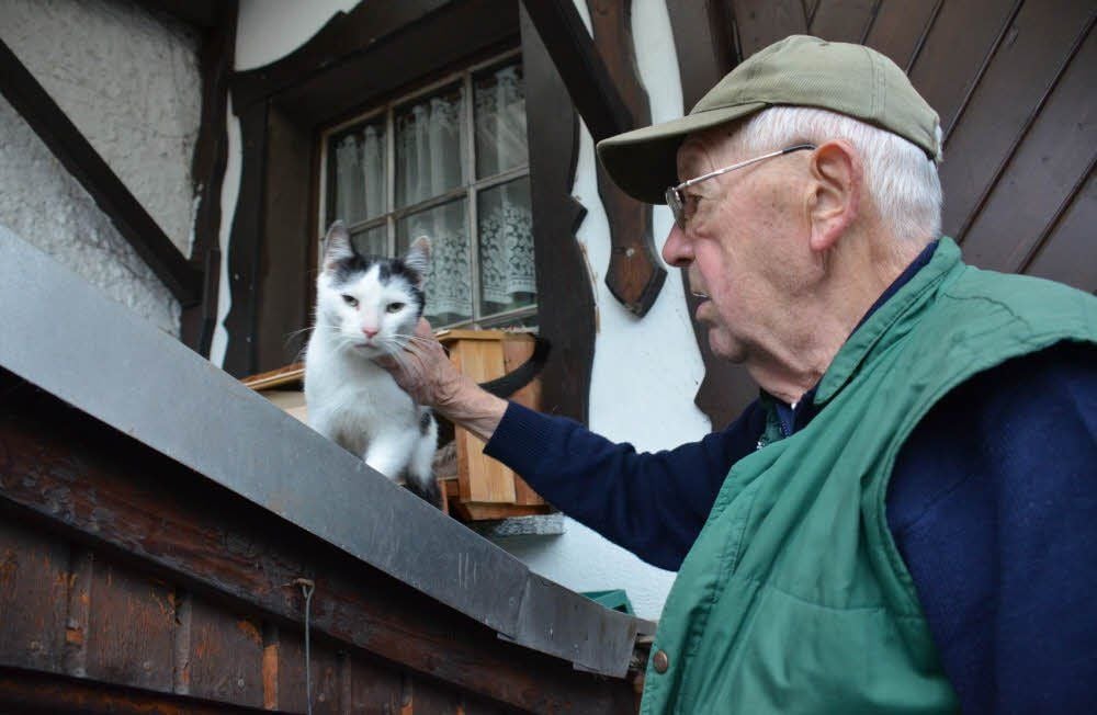 Der Kater, hier noch mit Rudolf Stika, ist im Tierheim Krumpa liebevoll aufgenommen worden.