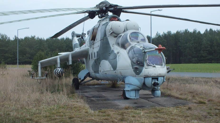 Ein Geschwader Kampfhubschrauber Mi 24 war von Weimar-Nohra auf den Flugplatz Altes Lager in Niedergörsdorf verlegt worden. Die Maschine im Bild war in Brandenburg/Havel stationiert. Sie steht im Fliegerhorst Holzdorf als flugunfähiges technisches Denkmal.