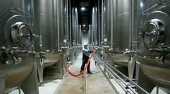 Der Fruchtsafttechniker Lars Bilinskie arbeitet am Freitag (15.10.2004) im neuen Tanklager der Firma Becker GmbH und Eislebener Fruchtsaft oHG in Eisleben (Kreis Mansfelder Land). Das traditionsreiche Familienunternehmen weihte am selben Tag das neue Tanklager ein. Insgesamt wurde in 90 zusätzliche Sterillagertanks mit einem Fassungsvermögen von über 11 Millionen Liter investiert. Die Gesamtkapazität an diesem Standort mit seinen 52 Mitarbeitern beträgt damit 28 Millionen Liter. Darin lagert überwiegend Apfeldirektsaft. Darüber hinaus werden in Eisleben auch Sauerkirschen, Johannisbeeren, Himbeeren und Heidelbeeren verarbeitet. Das Unternehmen gehört nach eigenen Angaben zu den größten Obstverarbeitungsbetrieben in Deutschland. (Foto: dpa)