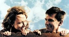 Natasa Solak als Sabaha und Slavko Stimac als Luka in einer Szene aus Emir Kusturicas Burleske «Das Leben ist ein Wunder». Im Jahre 1992 verschläft der geistig etwas unterbelichtete Ingenieur Luca ( Slavko Stimac) den Ausbruch des Bosnienkrieges. Erst als sein Sohn Milos gefangen genommen wird, dämmert es. (Foto: dpa)