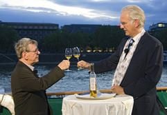 Herbert Feuerstein wird 70! Aus diesem feierlichen Anlass treffen sich Harald Schmidt (r.) und Herbert Feuerstein erstmals seit langer Zeit an einem Tisch. (Foto: dpa)