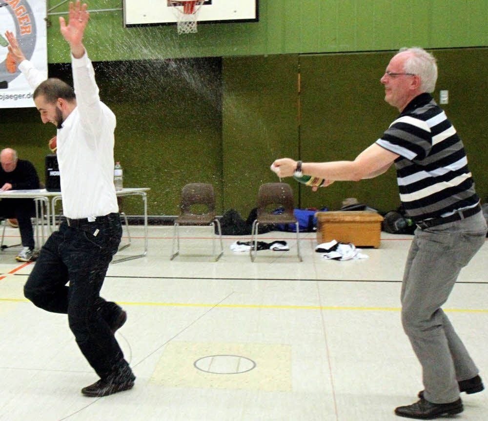 Sektdusche vor zwei Jahren in Hannover: Christian Elze (rechts) und Trainer Nándor Kovács.