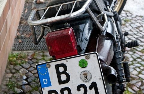 Weg mit dem «Kuchenblech»: Ab sofort dürfen Biker kleinere Kennzeichen am Motorrad anbringen. Die bisherigen Nummernschilder - wie hier im Bild zu sehen - sind bis zu 28 Zentimeter breit. (FOTO: DPA)