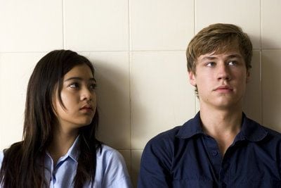 Ben (David Kross) und Sreykeo (Apinya Sakuljarönsuk) in einer Szene des Films «Same Same but Different». Der neue Film von Regisseur Buck beschreibt ein deutsch-kambodschanisches Liebesdrama auf Basis einer wahren Geschichte. (FOTO: DPA)