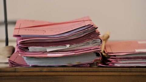 Aktenordner liegen vor dem Beginn des Prozesses im Westerwälder Missbrauchsfall von Fluterschen (Kreis Altenkirchen) gegen den Familienvater im Verhandlungssaal des Landgerichts in Koblenz auf der Richterbank. (FOTO: DPA)
