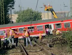 Spezialisten untersuchen am Donnerstag (12.10.2006) in Dresden am Haltepunkt Trachau die Gleisanlagen und den entgleisten Wagen eines Regionalexpresses. Ein vermutlicher Selbstmörder war mit seinem Auto auf den Bahndamm gefahren und hat den Zug zum Entgleisen gebracht. (Foto: dpa)