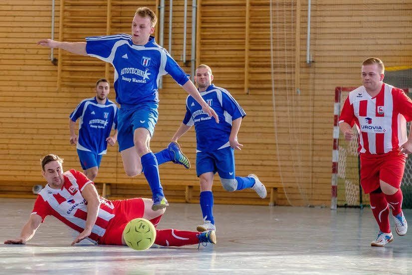 Die Fußballer aus Zschornewitz (blaue Kleidung), hier beim 3:0 gegen Seyda, haben die Endrunde der Hallen-Kreismeisterschaften erreicht