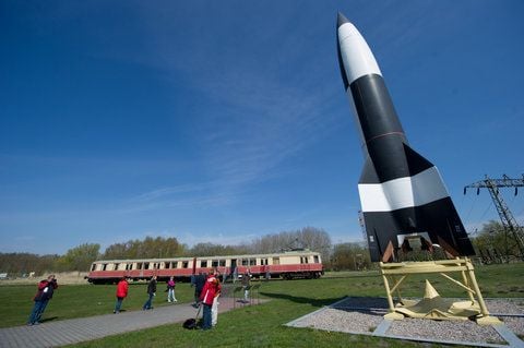 Der Nachbau einer V2-Rakete steht auf dem Gelände der einstigen Heeresversuchsanstalt Peenemünde auf der Insel Usedom. (FOTO: DPA)