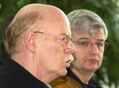 Bundeaußenminister Joschka Fischer und Verteidigungsministers Peter Struck im Kanzleramt in Berlin. (Foto: dpa)