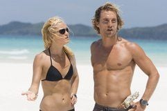 Tess (l, Kate Hudson)und Finn (Matthew McConaughey) stehen in einer Szene des Film «Ein Schatz zum Verlieben» am Strand. (Foto: dpa)