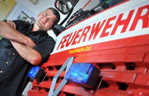 Der Retzauer Thomas Moll ist seit seinem zehnten Lebensjahr von der Feuerwehr begeistert. Nun begeistert er Kinder aus dem Ort für die Wehr.