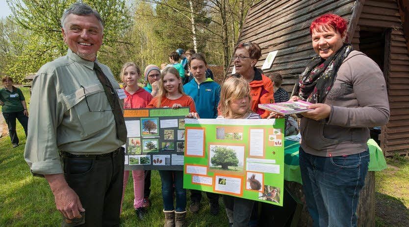 Die Sekundarschüler aus Harzgerode hatten sich im Unterricht intensiv mit der Traubeneiche beschäftigt, Plakate gestaltet und Gedichte geschrieben, die Waldhof-Leiter Wulfram Presch übergeben wurden.