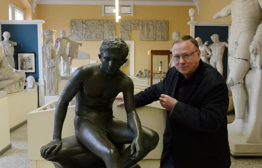 Professor Stefan Lehmann im Museumssaal, am Hermes aus der Villa dei Papyri bei Herculaneum. Die originale Bronze steht in Neapel.