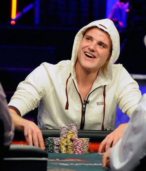 Der deutsche Poker-Spieler Pius Heinz sitzt in Las Vegas in einem Spielkasino am Pokertisch. (FOTO: DPA)