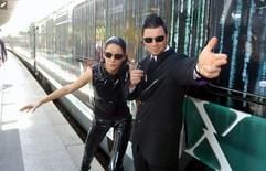 Als «Matrix»-Darsteller verkleidete Studenten vor dem Sonderzug auf dem Bahnsteig des Hamburger Dammtorbahnhofs. 400 Matrix-Fans wurden in dem Zug, der zum deutschen Kinostart des Science-Fiction-Thrillers "Matrix Reloaded" am 22. Mai 2003 auf die Schienen gestellt wurde, nach Hamburg gefahren. Der Film hat in den USA bereits Furore gemacht und erzielte an seinem Premierenwochenende ein Einspielergebnis von 93,3 Millionen Dollar. Damit verdrängte er in der ewigen Bestenliste "Harry Potter und der Stein der Weisen" vom zweiten Platz. (Foto: dpa)
