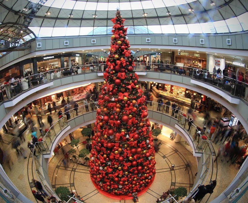 Weihnachtlich geschmücktes Einkaufszentrum in Magdeburg.
