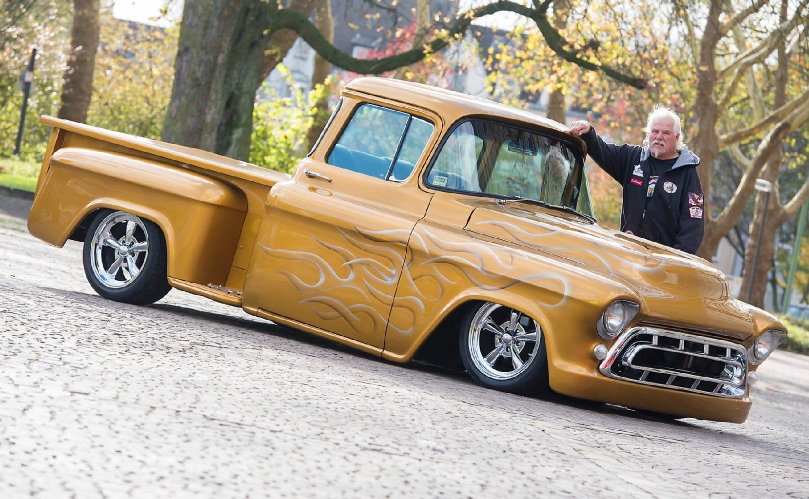 Peter Bätge aus Frankfurt hat seinen goldenen 1957er Chevy Pickup auf 320 Pferdestärken gebracht.