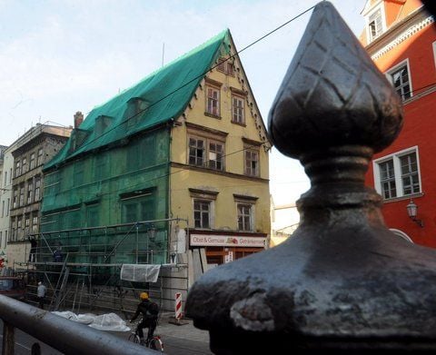 Die Talamtstraße 9 ist eingerüstet, die Sanierung beginnt.