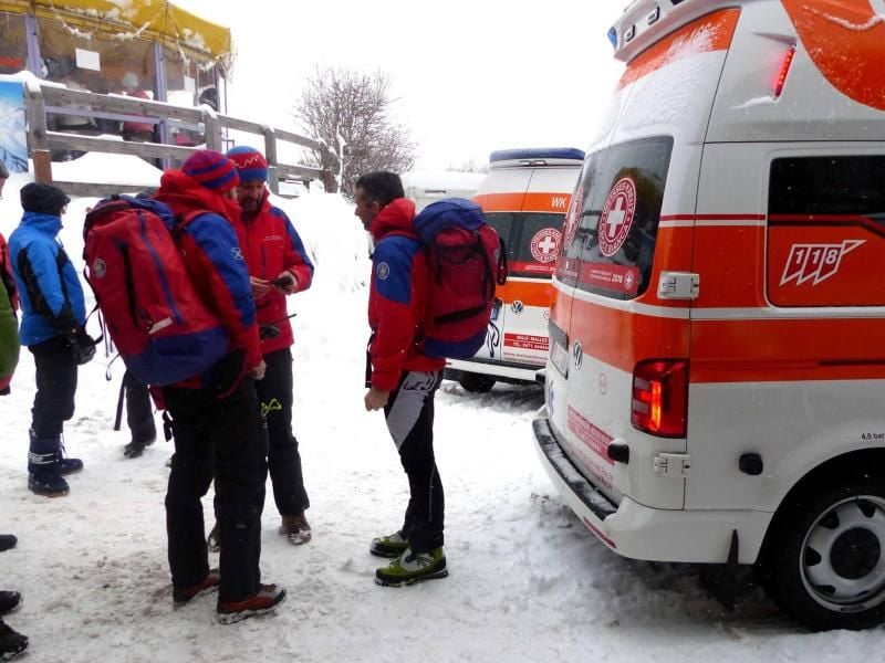 Rettungskräfte beraten sich in St. Valentin in Südtirol. Zwei deutsche Skifahrer starben bei einem Lawinenunglück. Foto: Walter Wegmann