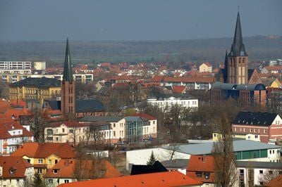 Blick über Bitterfeld mit der katholischen (l.) und der evangelischen Kirche (r.). Zur Wende 1989/90 galt die Region als dreckigste in Europa. (FOTO: DPA)