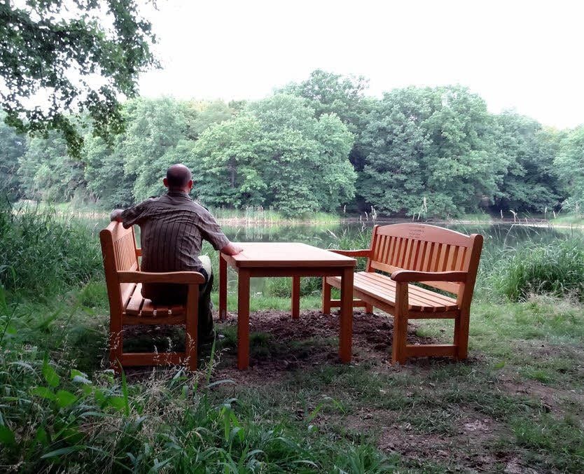 Diese beiden Bänke und der Tisch wurden im Beckerbruch aufgestellt: Es ist ein besonderer Erinnerungsort.