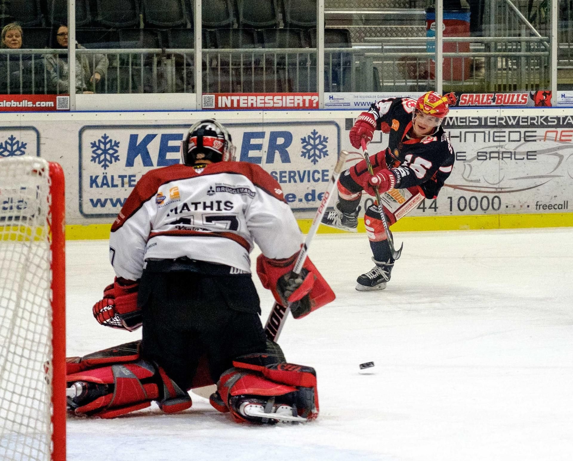 Ein Schuss von insgesamt 39: Jannik Striepeke (r.) scheitert an Duisburgs Torwart Christoph Mathis.