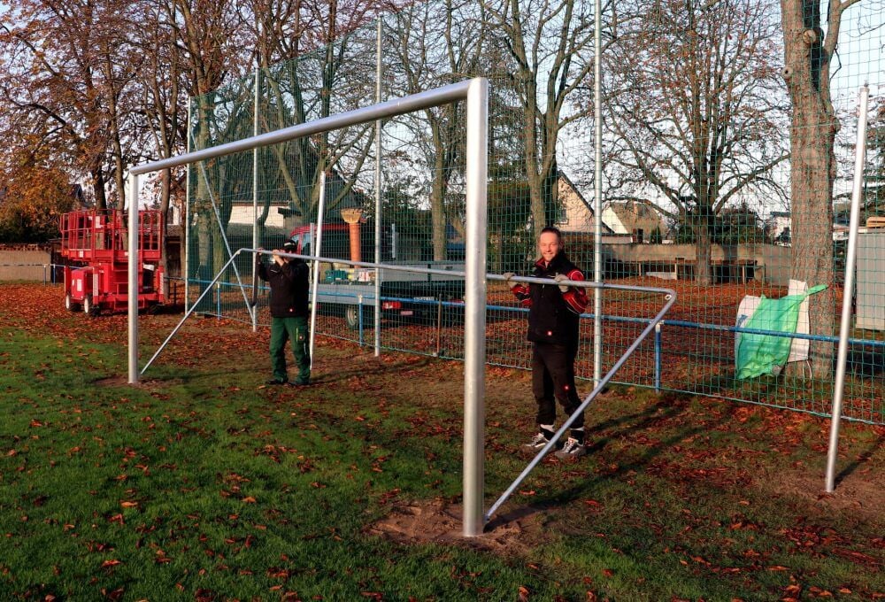 Matthias Persdorf und Stefan Vogel von der Barthel Sportstätten Service GmbH aus Dreiheide/Großwig in Nordsachsen führen die Arbeiten auf dem Sportplatz in Prettin aus.