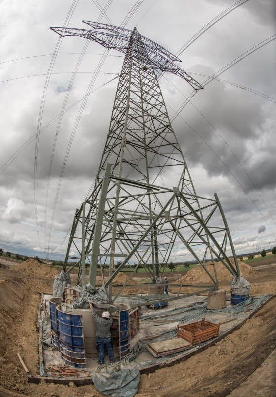 Der neue Mast wird um den alten gesetzt.