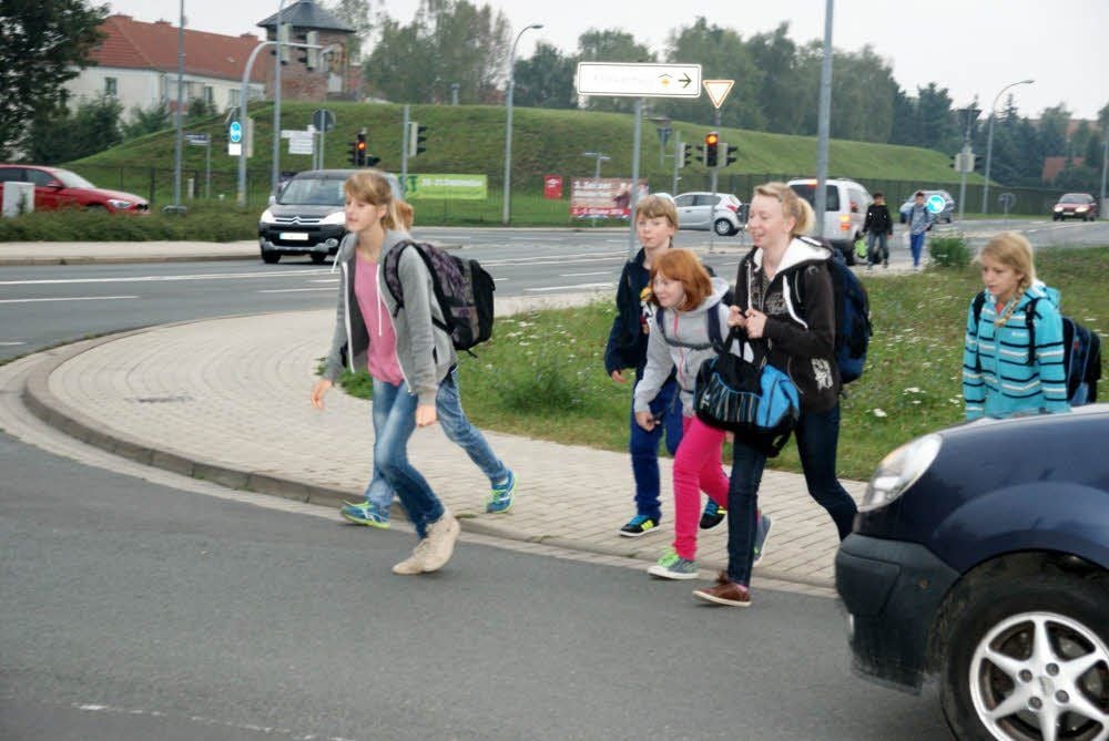 Gefahren lauern auf dem Weg zum Gymnasium in Zeitz-Ost. Schüler kommen aus Pkw und Bussen und müssen die Fahrbahn vom Platanenweg überqueren. Nicht immer achten sie dabei auf den fließenden Verkehr.