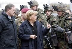 Bundeskanzlerin Merkel besucht im November 2006 mit Verteidigungsminister Jung Infanteristen der Bundeswehr bei Letzlingen (Archivfoto: dpa)