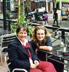 Beate Stelzer (links) war fast 20 Jahre lang Krankenschwester, bevor sie sich entschloss, noch einmal umzusatteln. Heute fährt sie zur See. Buchautorin Uta Glaubitz (rechts) hat das nachhaltig beeindruckt. (Foto: dpa)