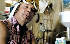 Der Drogenproduzent "The Cook" (Mickey Rourke) stellt im neuen Kinofilm "Spun" in einem Motelzimmer in Los Angeles die synthetische Droge Methamphetamin her (Szenenfoto). Weil "The Cook" einen Fahrer braucht, der seine Geschäfte abwickelt, nimmt er den College-Abbrecher Ross unter seine Fittiche. Dieser soll mit dem "Meth" Abhängige wie den paranoiden Dealer Spider Mike, dessen Freundin Cookie und den pickligen PC-Game-Freak Frisbee aufsuchen. Weil Ross für die Botendienste mit Drogen bezahlt wird, ist er ständig auf einem Trip. Es beginnt eine aberwitzige Odyssee durch Strip-Lokale und vermüllte Junkie-Wohnungen - Schlägereien und Polizeieinsatz inbegriffen. (Foto: dpa)