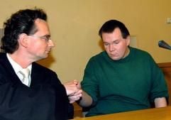 Der 21-jährige Angeklagte Sebastian T. (r.) gibt vor der Urteilsverkündung im Prozess um den gewaltsamen Tod der siebenjährigen Sarah am Dienstag (9. November 2004) im Landgericht Schwerin seinem Anwalt Matthias Macht die Hand. (Foto: dpa)